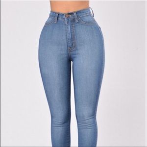 Brandnew medium wash fashionnova highwaisted jeans